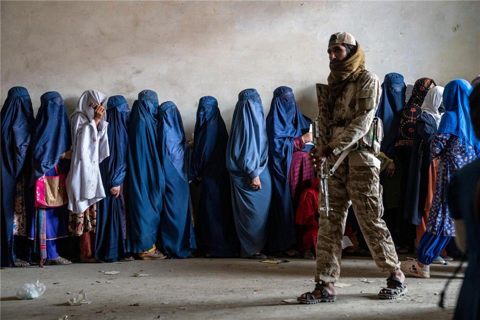 Kleiderregelungen für Frauen werden zusehends drastischer durchgesetzt. (Archivbild)Ebrahim Noroozi/AP/dpa