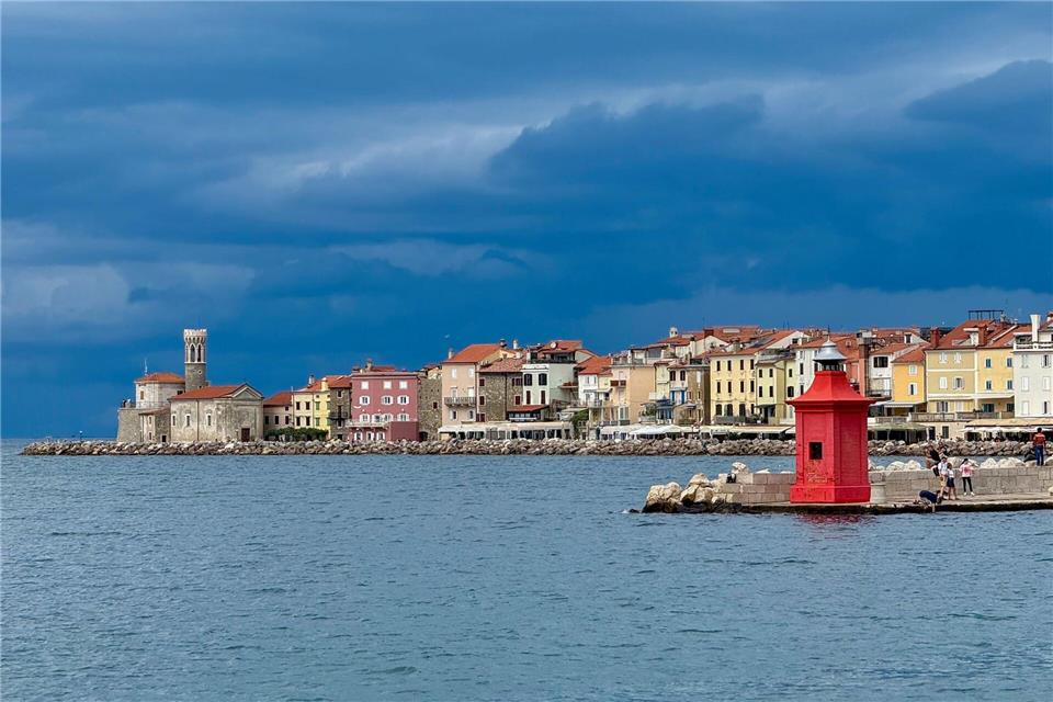 Klein, aber markant: der Leuchtturm von Piran.Wolfgang Stelljes/dpa-tmn