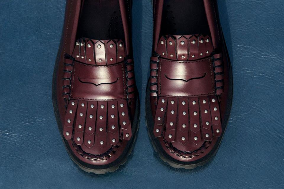 Von Langschaft bis Plateau: Die Schuhtrends der neuen Saison Kleine Details wie Strassverzierungen und Nieten wie bei den Loafer von Weekend Max Mara machen selbst schlichte Modelle zum modischen Hingucker (ca. 429 Euro).Weekend Max Mara/dpa-tmn
