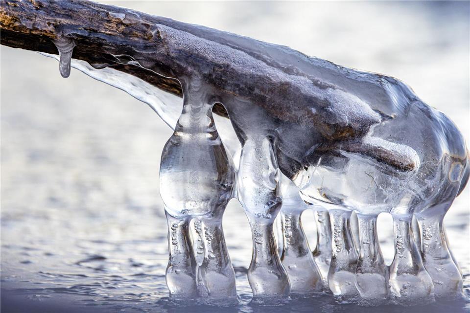 Kleine Eisstrukturen haben sich nach zwei sehr kalten Nächten am Ufer der Talsperre Spremberg gebildet.Frank Hammerschmidt/dpa