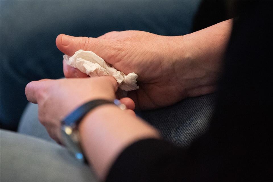 Kleine Gesten: Wortlos ein Taschentuch zu reichen, signalisiert oft schon: „Du bist nicht allein.“picture alliance/dpa