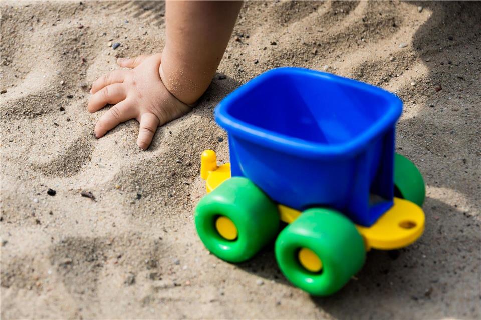 Kleine Kinder brauchen eine Aufsicht. (Symbolbild)Christoph Soeder/dpa