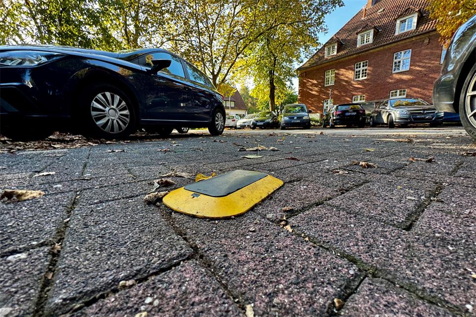 Kleine Kiste mit Hightech: Die Sensoren auf den Parkplätzen stellen fest, welcher Platz belegt ist. Im Internet kann man dann sehen, wo sich die Parkplatz-Suche lohnt. Unter anderem sind die Parkplätze am Borkener Rathaus (hier im Bild) mit der Technik ausgestattet worden. 