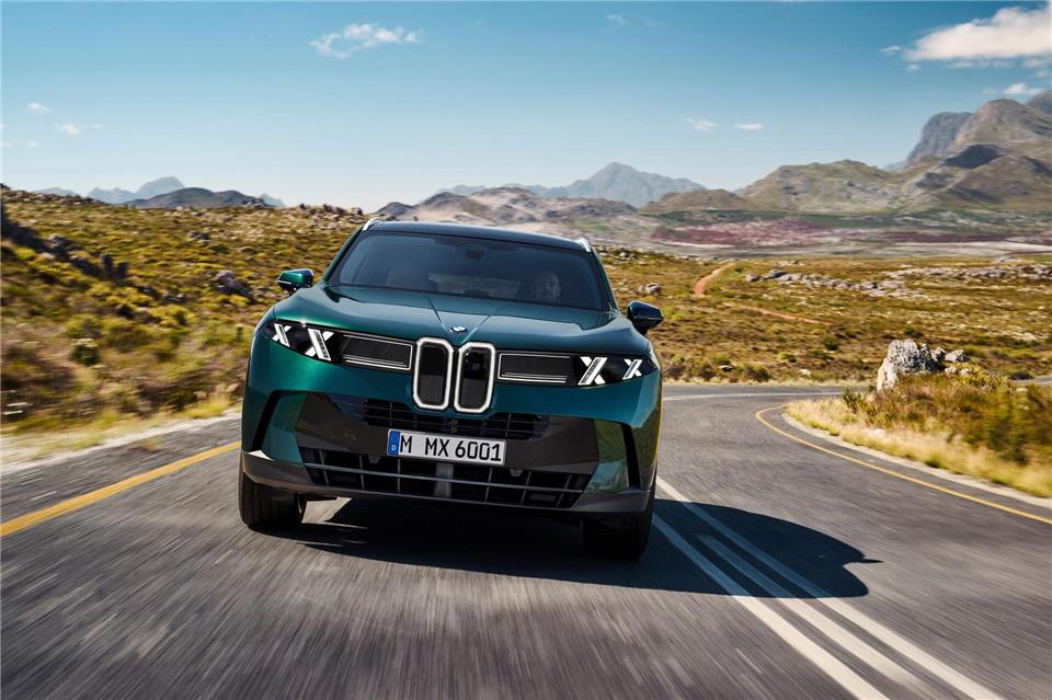 Kleine Nieren und vier X als Tagfahrleuchten: So fährt der neue X5 vor.Uwe Fischer/BMW AG/dpa-tmn