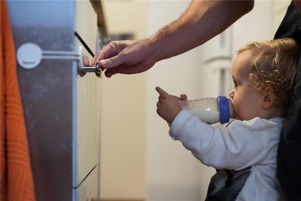 Kleine Sicherung, große Wirkung: Kindersicherungen und kippsichere Möbel sind einfache, effektive Maßnahmen.picture alliance / dpa-tmn
