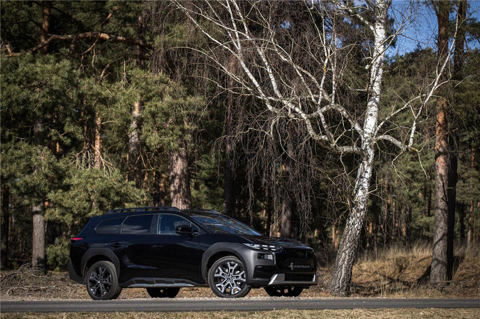 Kleiner Abstecher in den Wald? Kein Problem – Subaru setzt beim E-Outback auf Abenteuer-Setup mit Bodenfreiheit, Allrad und Elektro-Antrieb.Diego Mola/Subaru/dpa-tmn