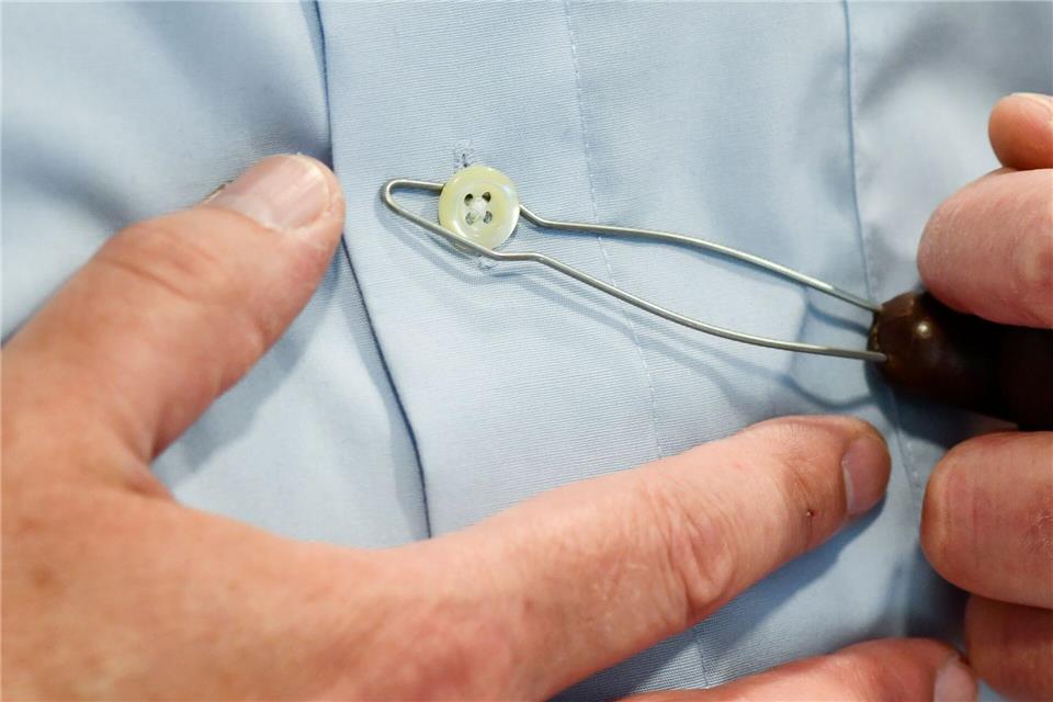 Kleiner Knopf, großes Gefriemel: Eine Knöpfhilfe erleichtert es Parkinson-Erkrankten, das Hemd zu schließen.picture alliance/dpa
