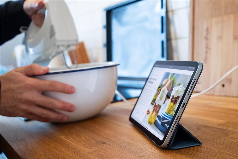Kleiner Küchenhelfer? So ein iPad mini kann auch für Kuchenrezepte genutzt werden.Franziska Gabbert/dpa-tmn