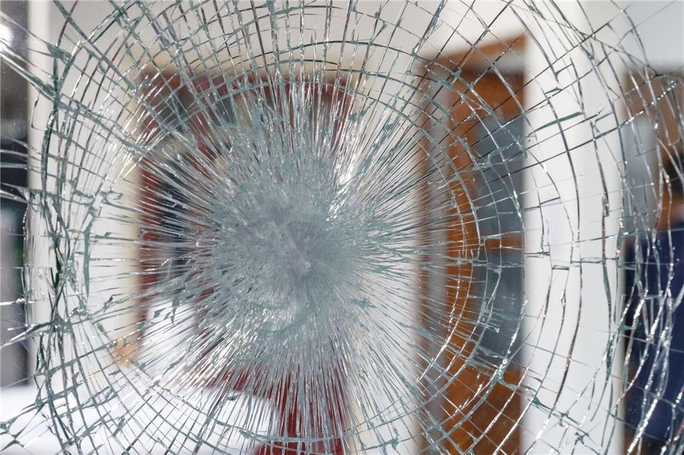 Kleiner Unfall mit einer Glasscheibe? Die private Haftpflichtversicherung deckt Personen-, Sach- und Vermögensschäden ab.picture alliance / dpa Themendienst