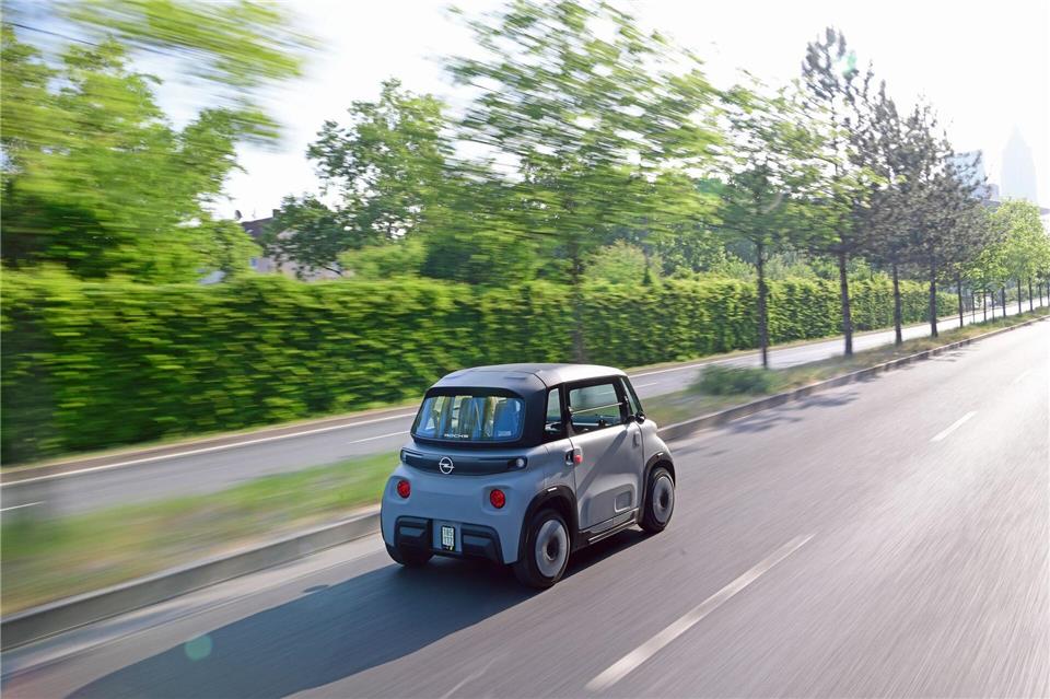 Kleines Auto? Nein, nicht wirklich, denn der Opel Rocks ist ein Leichtkraftfahrzeug, das bereits für Jugendliche ab 15 Jahren mit Führerscheinklasse AM fahrbar ist.Opel Automobile GmbH/dpa-tmn