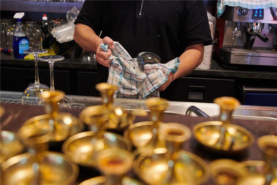 Kleines Geld statt Gold: Im Gastgewerbe arbeiten viele Beschäftigte zu niedrigen Löhnen. (Symbolfoto)Annette Riedl/dpa