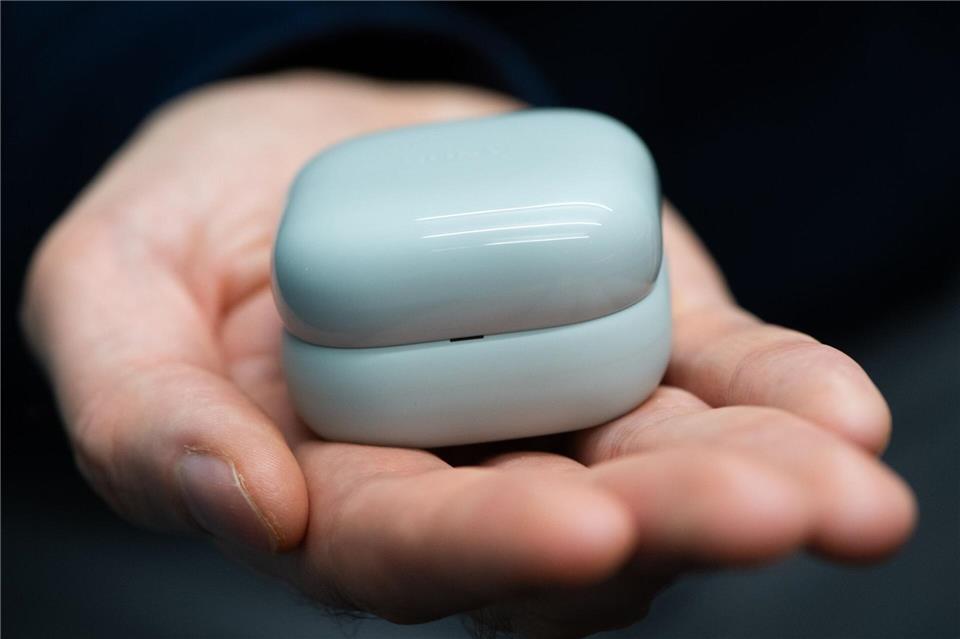 Kleines Kasterl mit Battrie drin. In dieser quadratischen Packung werden die LinkBuds gelagert und geladen.Franziska Gabbert/dpa-tmn