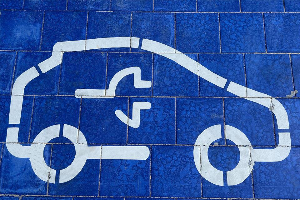 Kleines Plus bei der Autoproduktion in Ostdeutschland. Hoher Anteil an Elektromodellen. (Illustration) Christoph Dernbach/dpa