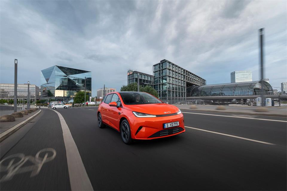 Kleinwagen mit großer Reichweite: Der BYD Dolphin G DM-i kombiniert Plug-in-Hybrid-Technologie mit bis zu 1.040 Kilometern Gesamtreichweite.BYD/dpa-tmn