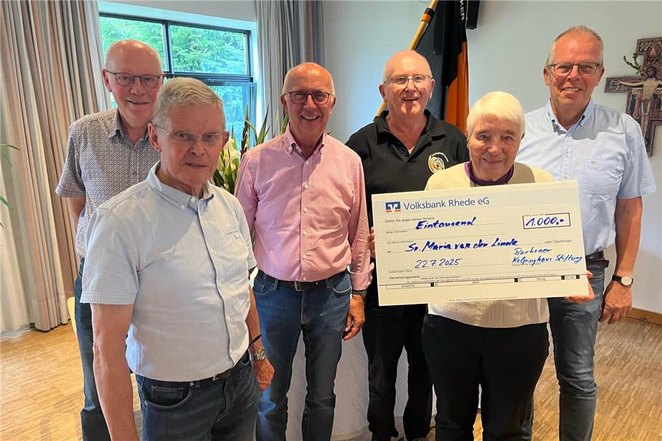 Kolpinghaus-Stiftung spendet für Mission in Peru Klemens Ebbert, Kolping-Präses Nikolaus Ottmann, Ludger Rottbeck, Hubert Böing und Richard Robers (v.l.) überreichten die Spende an Ordensschwester Maria van der Linde.