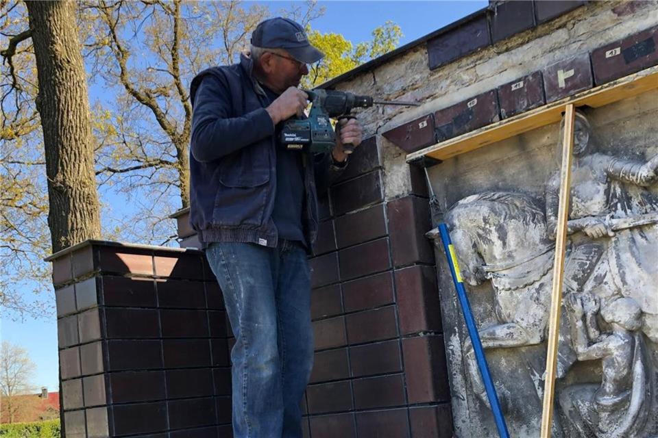 Klemens Osterholt, Restaurator im Maurerhandwerk, hat an der Segensstation St. Martin gearbeitet.
