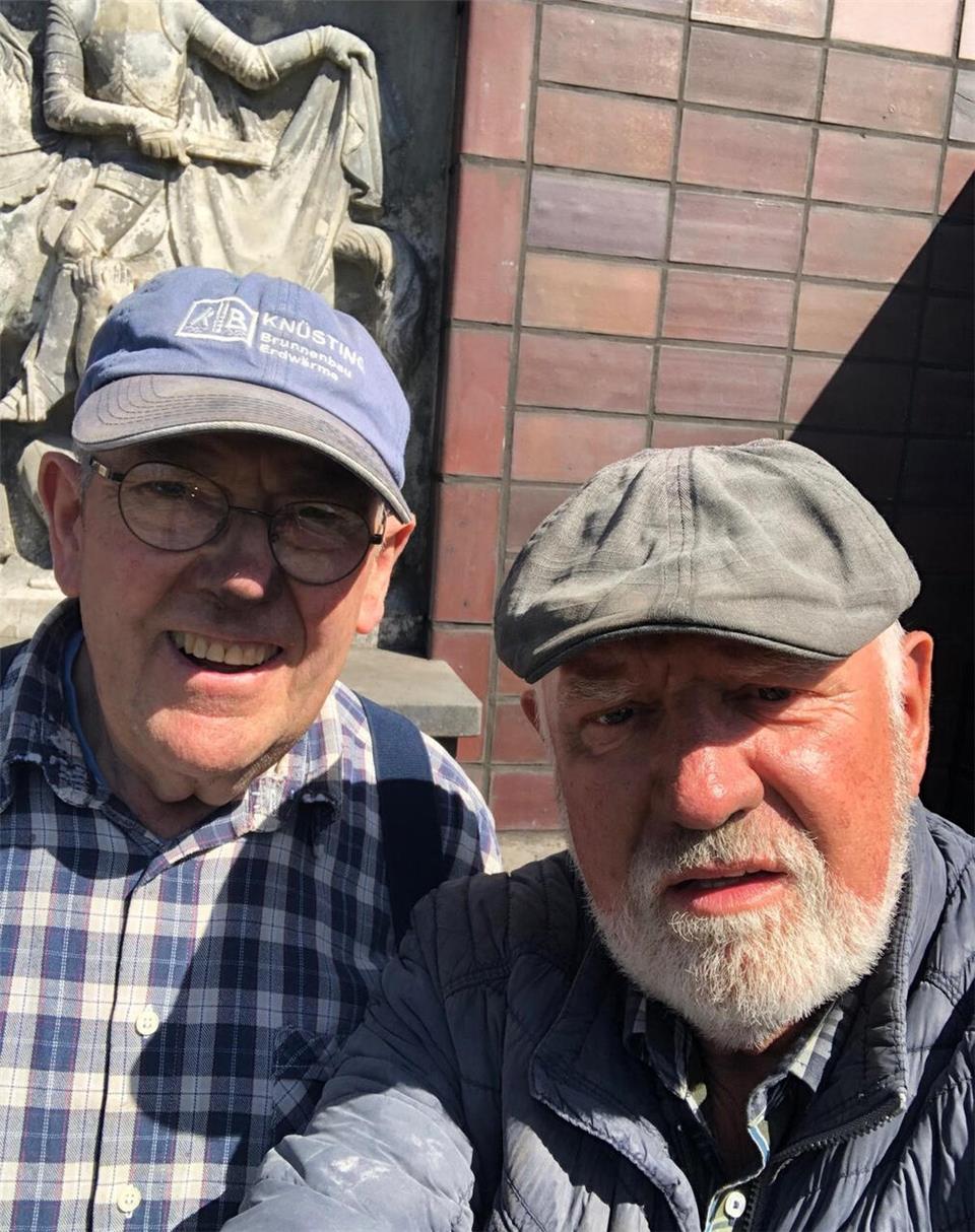 Klemens Osterholt und Werner Nagel (v. l.) haben die Segensstation repariert.