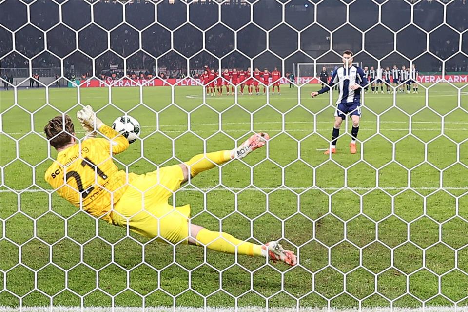 Klemens verschoss den entscheidenden Strafstoß.Andreas Gora/dpa