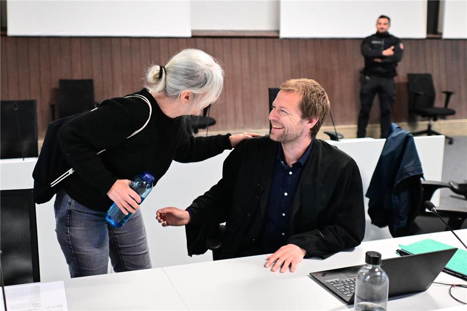 Klette und ihr Anwalt wirken freundschaftlich vertraut miteinander. (Archivbild)Sina Schuldt/dpa