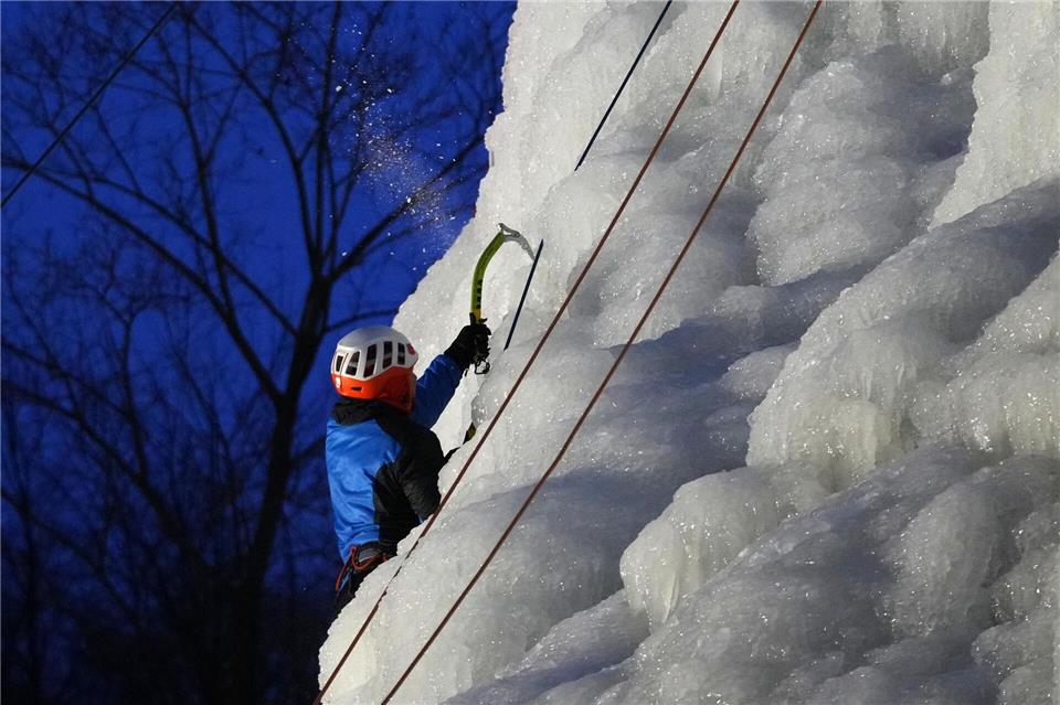 Klettern in der Eiswand.Petr David Josek/AP/dpa