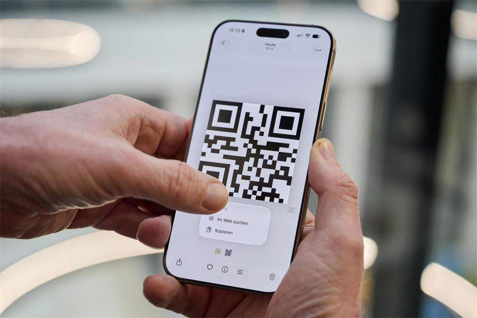 Klick und los: Auch ohne Kamera kann man mit iPhones und Androiden einen QR-Code aktivieren.Nico Tapia/dpa-tmn