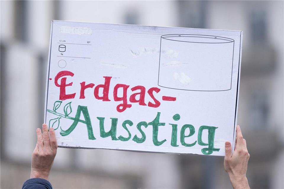 Klima-Aktivsten haben bei einer Straßenblockade eine „Wärmewende“ in Dresden hin zu erneuerbaren Wärmequellen verlangt. Sebastian Kahnert/dpa