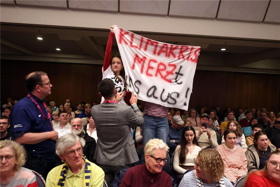 Klimaaktivisten stören mehrere Minuten lang die Podiumsdiskussion mit Merz.Karl-Josef Hildenbrand/dpa