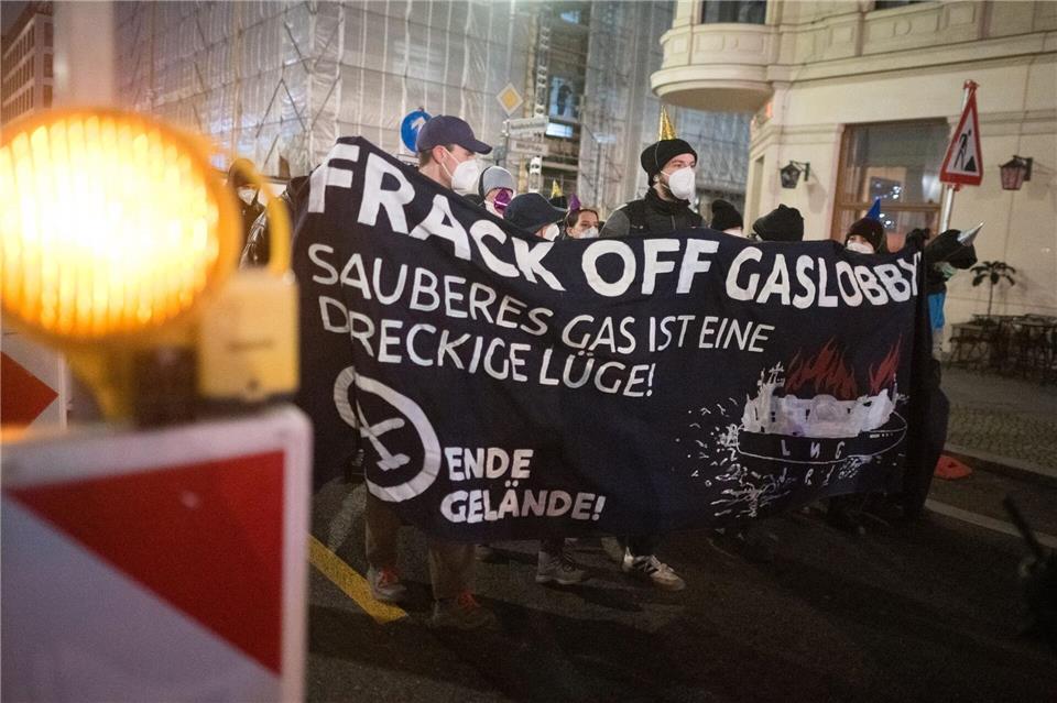 Klimaschützer ziehen am Morgen durch Berlin-Mitte.Sebastian Christoph Gollnow/dpa
