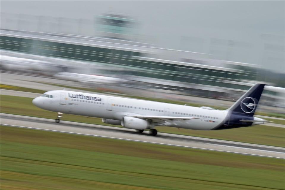 Lufthansa-Chef: E-Fuels gehören in Flugzeuge statt in Autos Klimaschutz ist auch für die Luftfahrtbranche ein entscheidendes Thema. (Archivbild) Malin Wunderlich/dpa