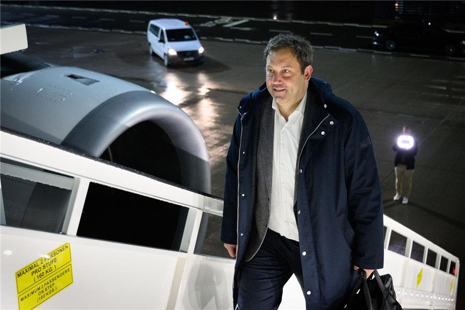 Klingbeil (SPD) reist als erster Minister der schwarz-roten Bundesregierung nach China - Außenminister Johann Wadephul (CDU) hatte seine Reise zuvor verschoben. Bernd von Jutrczenka/dpa