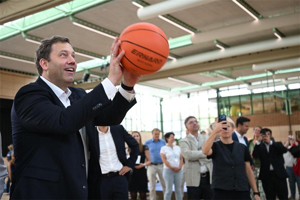 Klingbeil besucht eine Sporthalle, die mit Bundesgeld saniert wird. (Archivbild)Marijan Murat/dpa