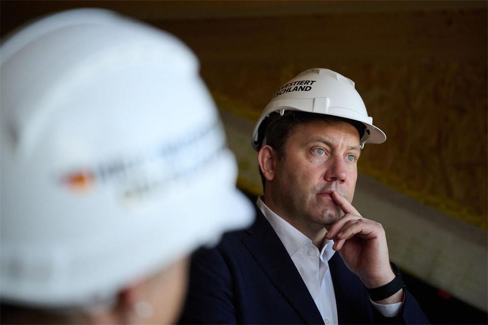 Klingbeil ist auf Investitionstour. Marijan Murat/dpa