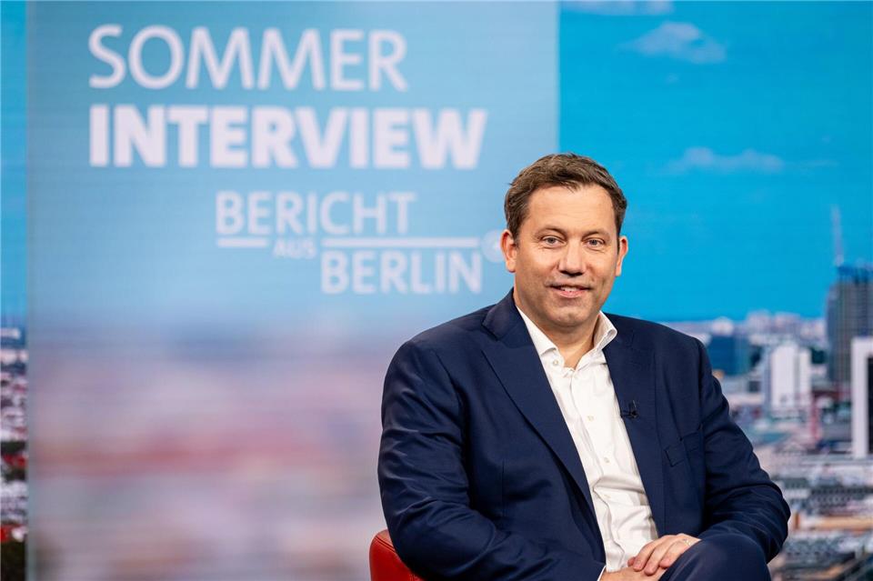 Klingbeil kündigt ab 2028 einen schärferen Sparkurs an.Fabian Sommer/dpa
