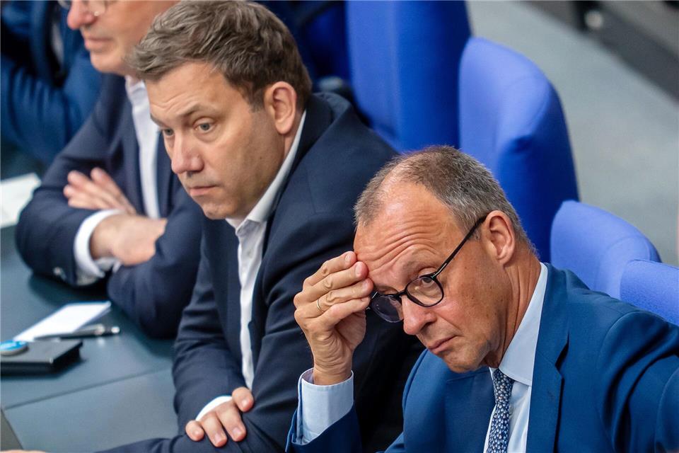 Klingbeil (m.) und Merz (r.) sind sich nicht einig. (Archivbild)Michael Kappeler/dpa