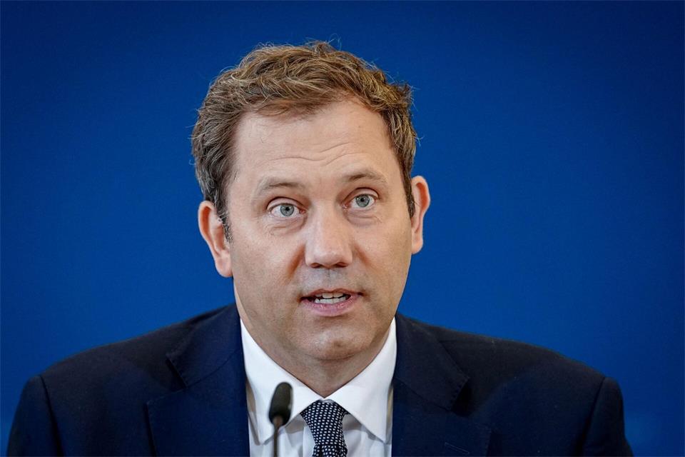 Klingbeil meint, das Klima im politischen Berlin „macht Leute kaputt“. Kay Nietfeld/dpa
