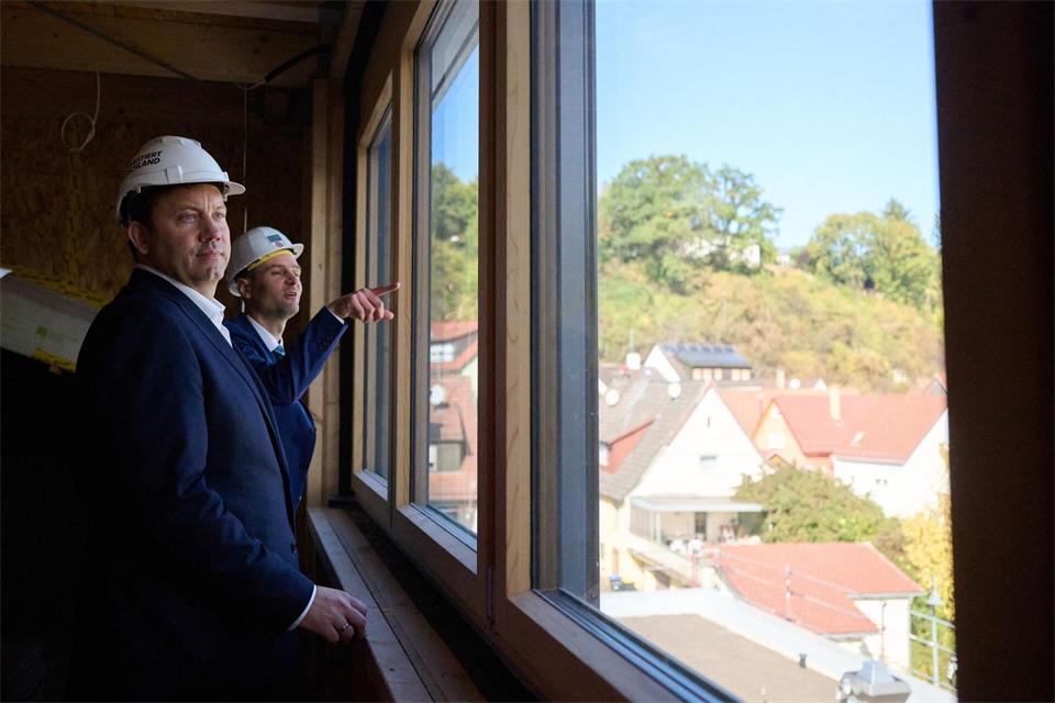 Klingbeil schaut sich an, wo mit Geld aus seinem Sondervermögen gebaut wird. (Archivbild)Marijan Murat/dpa