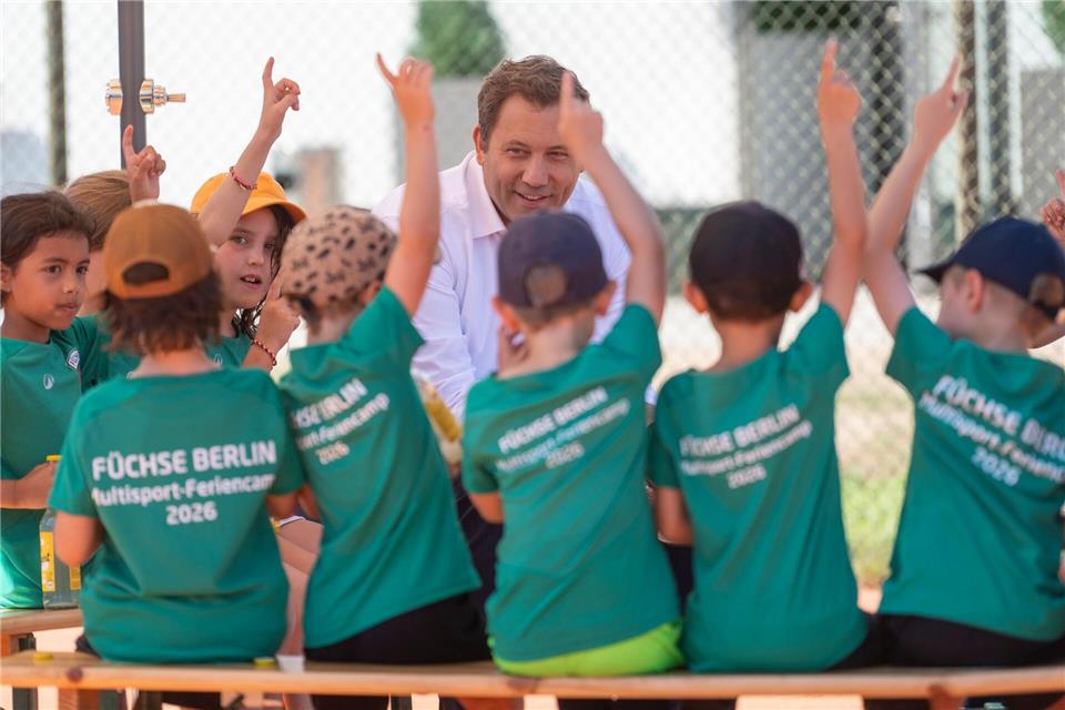 Klingbeil sprach mit Kindern in einem Berliner Sportcamp über seine Pläne. Christophe Gateau/dpa