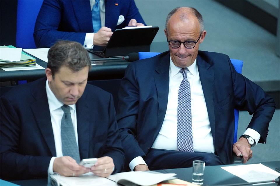 Klingbeil und Merz mussten sich viel Kritik anhören. Kay Nietfeld/dpa