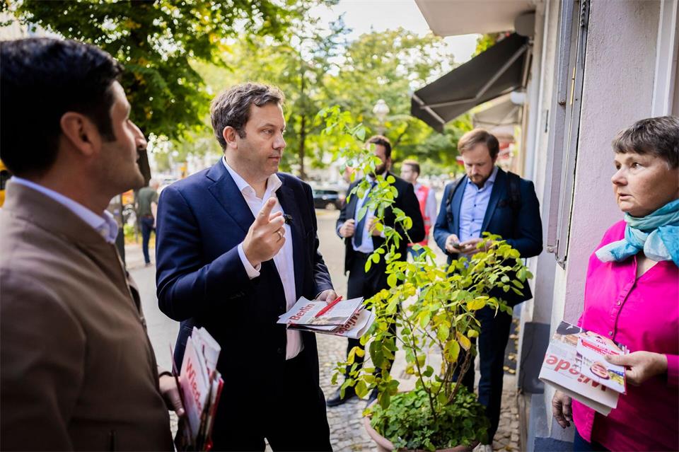 Klingbeil und SPD-Kandidat Kian Niroomand sprachen mit Kleingewerbebetreibern.Christoph Soeder/dpa