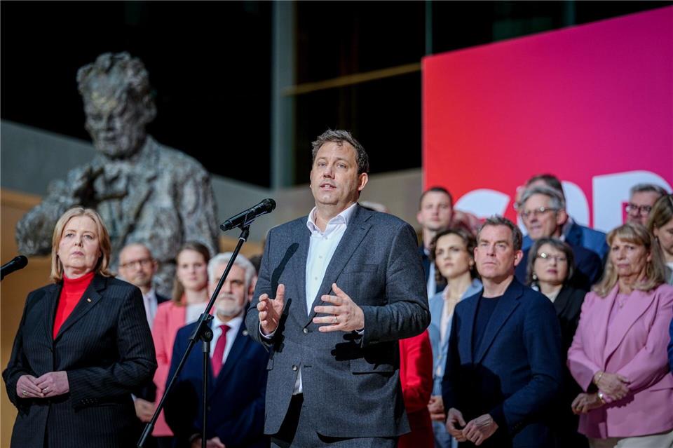 Klingbeil versammelt seine Truppen hinter sich. Kay Nietfeld/dpa