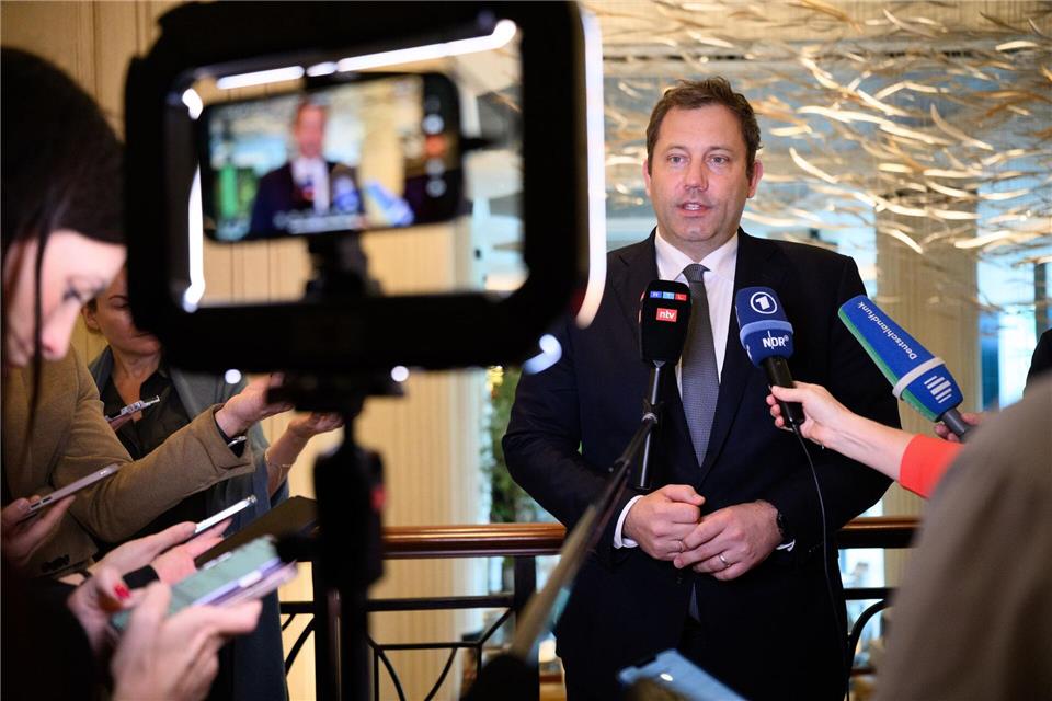 Klingbeil war für politische Gespräche in Singapur und fliegt von dort zum G20-Gipfel.Bernd von Jutrczenka/dpa