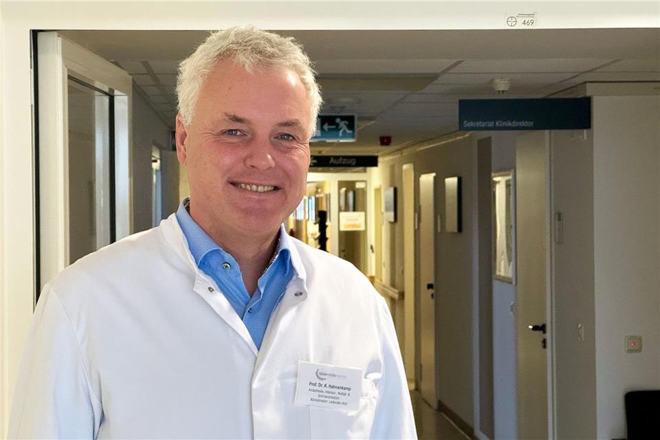 Klinikdirektor Klaus Hahnenkamp sagt, der Arztberuf sei „der tollste Beruf auf der ganzen Welt“.Christopher Hirsch/dpa