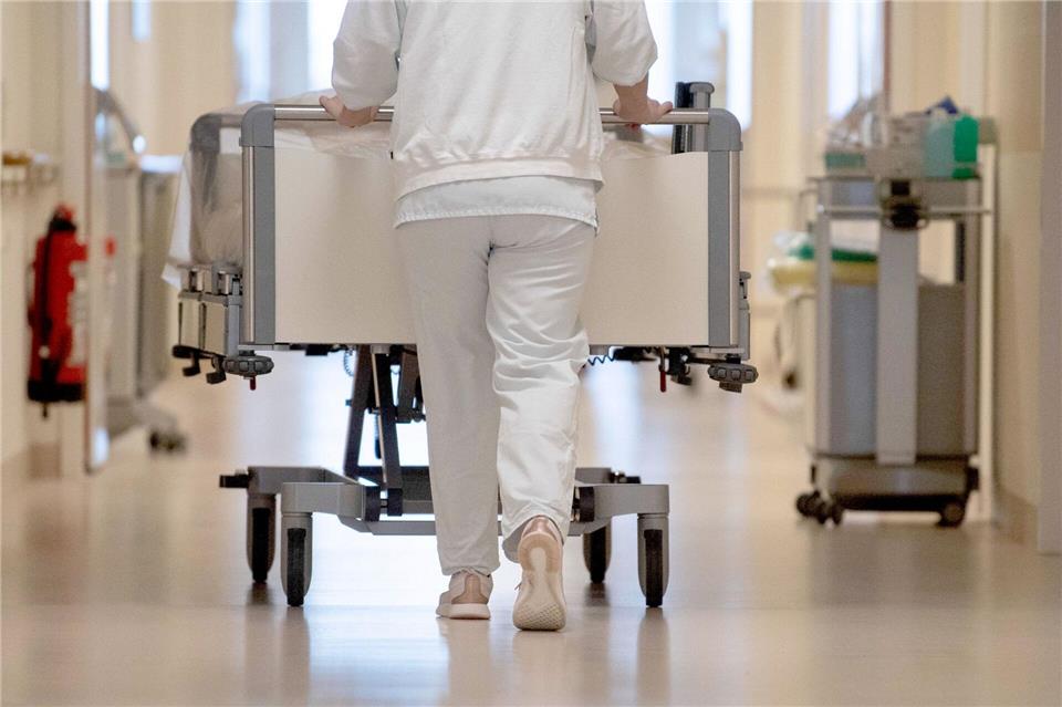 Kliniken und Seniorenheime beherbergen besonders schutzbedürftige Menschen. Was aber, wenn Mitarbeiter kriminell werden? (Symbolbild)Marijan Murat/dpa