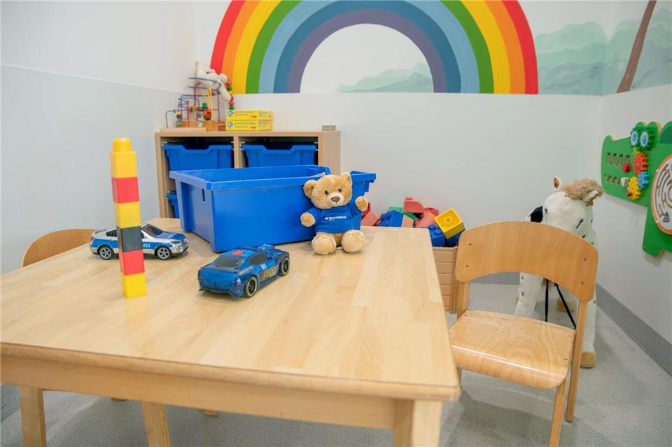 Klinikteddy tröstet derzeit den kleinen Jungen, der von einem manngroßen Eiszapfen getroffen wurde. (Handoutfoto)  -/BG Unfallklinik Murnau/dpa