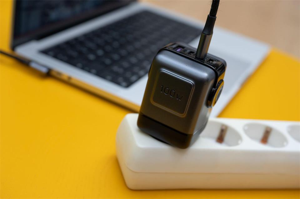 Klobiges Netzteil war gestern: Moderne Laptops lassen sich über USB-C-Ladegeräte aufladen – eine Voraussetzung: Deren Wattzahl ist hoch genug.Nico Tapia/dpa-tmn