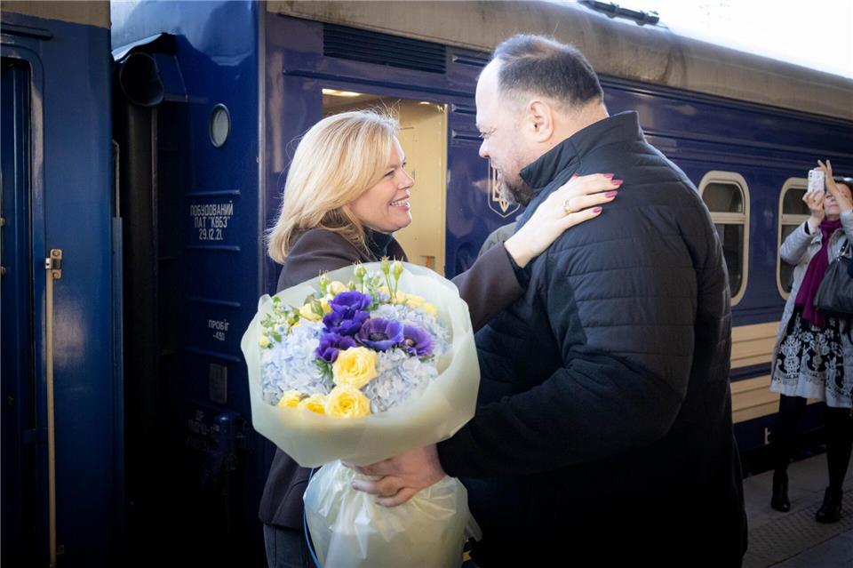 Klöckner wurde vom ukrainischen Parlamentspräsidenten Ruslan Stefantschuk am Bahnsteig in Kiew empfangen.Sina Schuldt/dpa