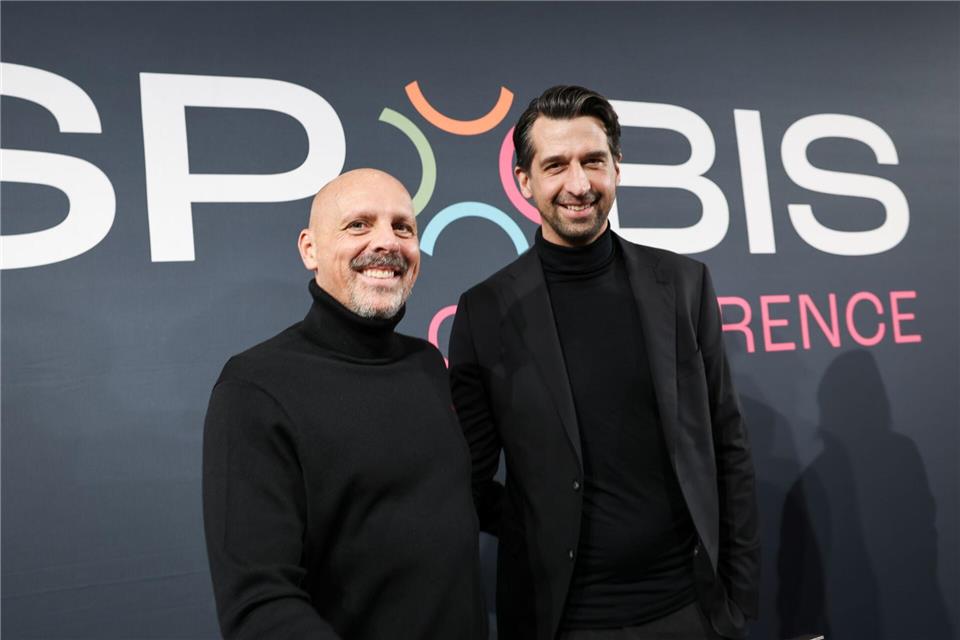 Klopp-Berater Marc Kosicke (l), Geschäftsführer projektFive, und Jonas Boldt arbeiten künftig eng zusammen.   Christian Charisius/dpa