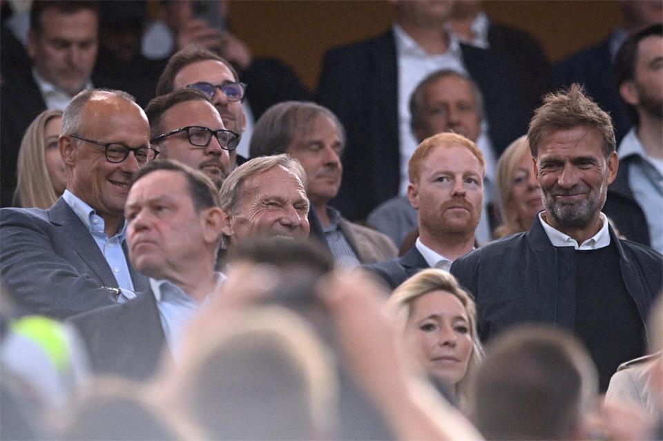Klopp (r.) war viel in Stadien unterwegs, hier in Dortmund mit Bundeskanzler Merz (links). (Archivbild)Bernd Thissen/dpa