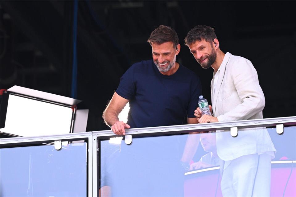 Klopp und Müller erlaubten sich auch als WM-Experten manchen Scherz. Tom Weller/dpa