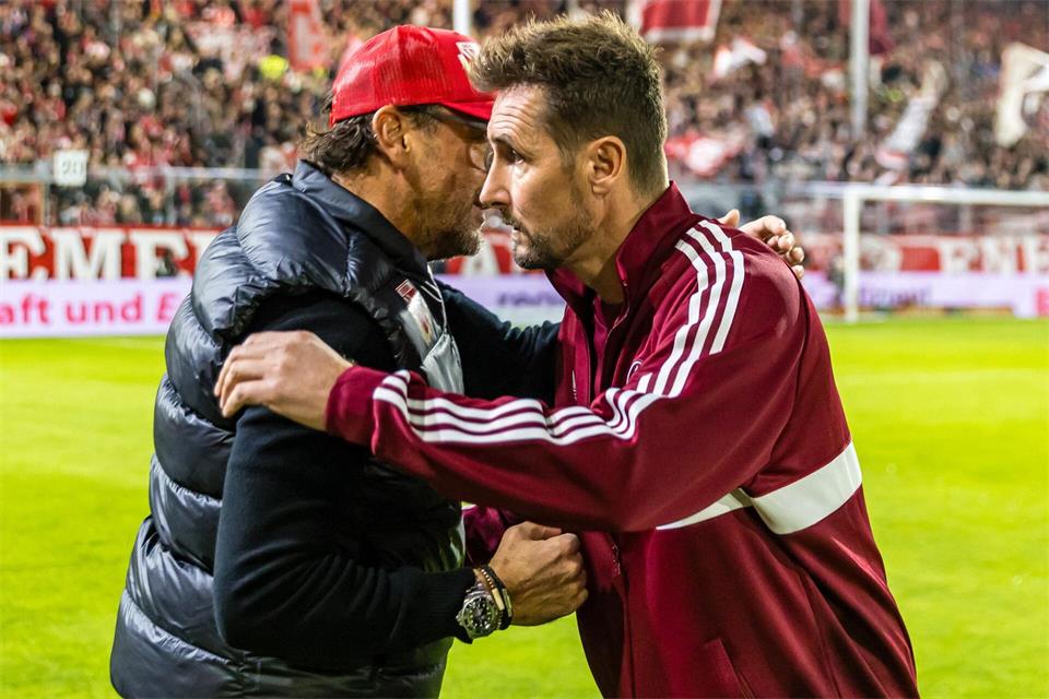Klose (r) hatte vor Cottbus gewarnt.Frank Hammerschmidt/dpa